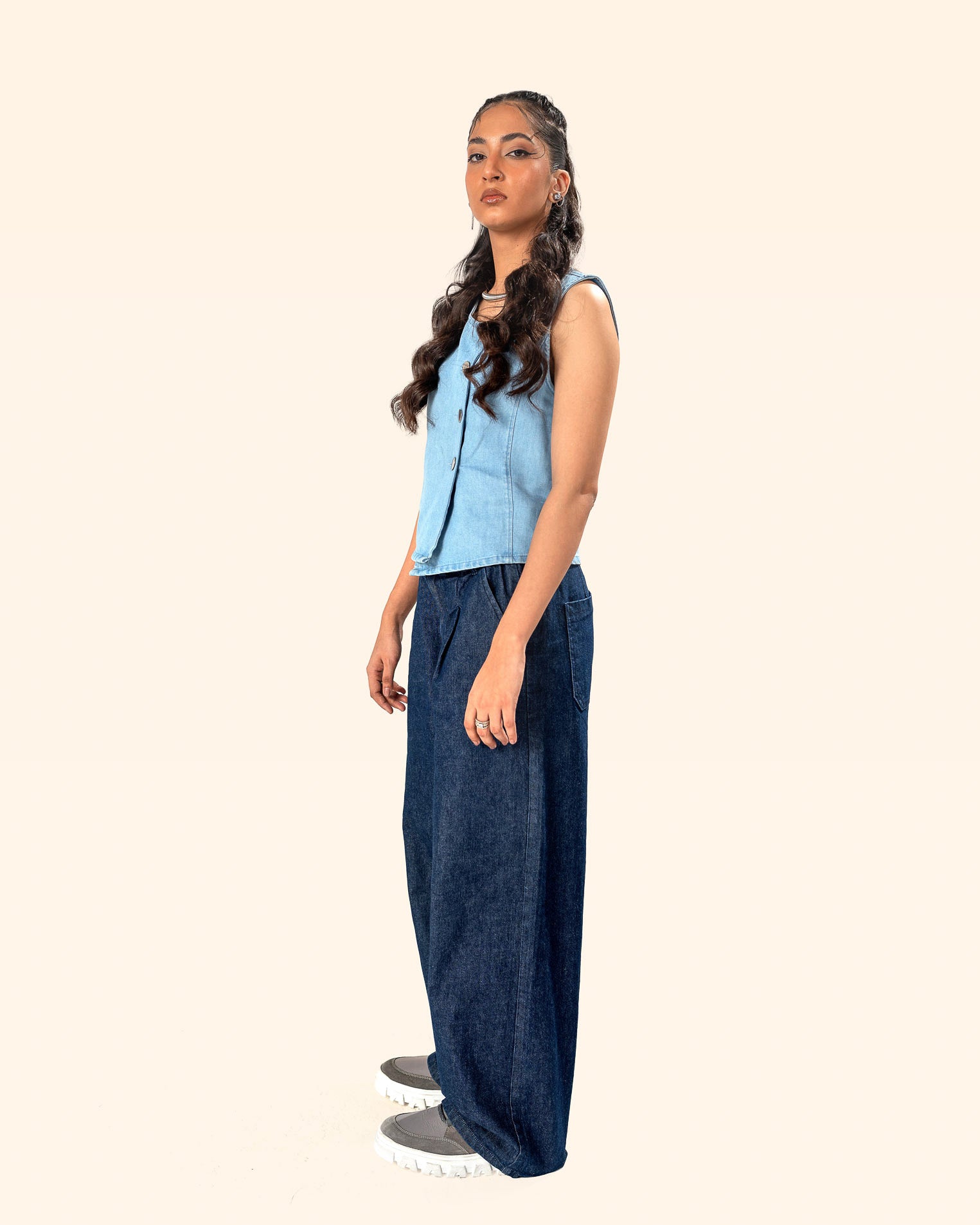 WIDE-LEG LOW-RISE JEANS